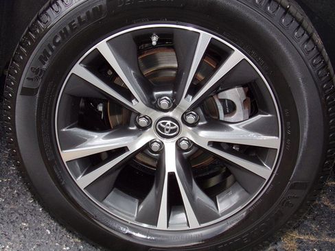 Used 2019 Toyota Highlander LE AWD/4WD image 18