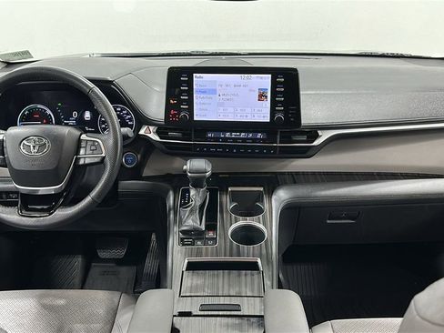 Used 2023 Toyota Sienna Limited image 11