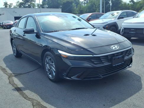 Certified 2024 Hyundai Elantra SEL FWD image 3