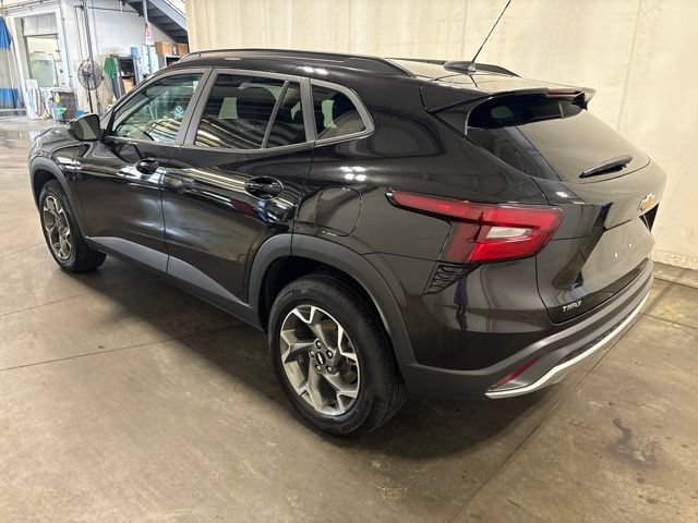 Used 2025 Chevrolet Trax LT FWD image 6