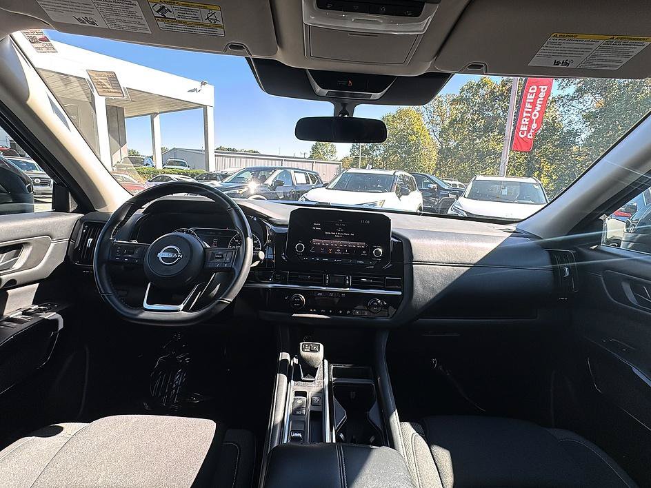 Certified 2025 Nissan Pathfinder SV FWD image 28