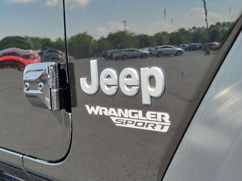 Used 2019 Jeep Wrangler Sport image 6