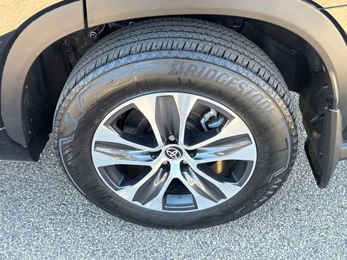 Used 2022 Toyota Highlander XLE image 41