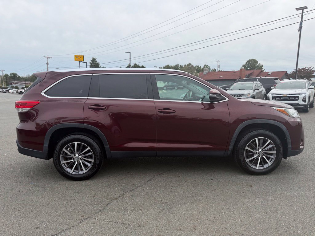 Used 2019 Toyota Highlander XLE FWD image 2
