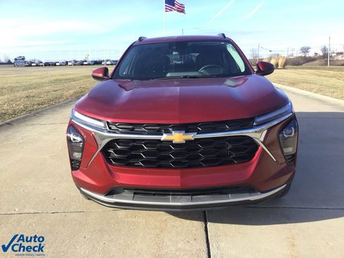 Used 2025 Chevrolet Trax LT w/ LT Convenience Package image 8