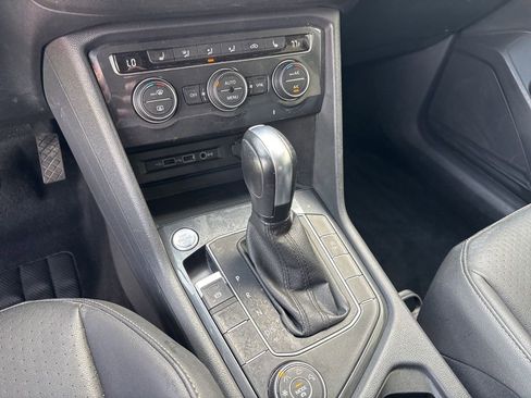 Used 2020 Volkswagen Tiguan SE AWD/4WD image 10