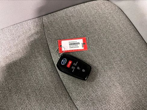 Used 2025 Toyota Sienna LE image 31