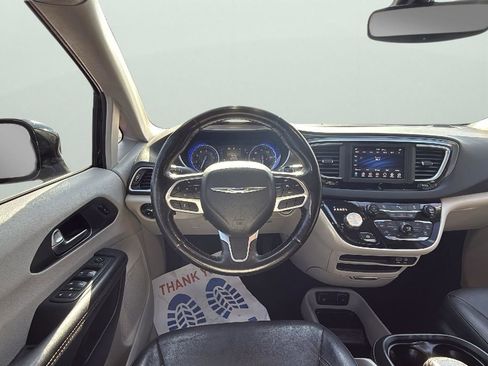 Used 2020 Chrysler Pacifica Touring-L image 13