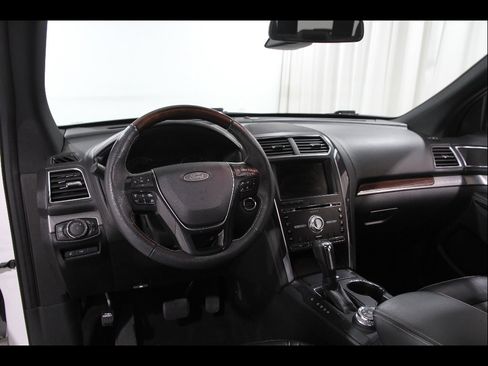Used 2018 Ford Explorer Platinum AWD/4WD image 7
