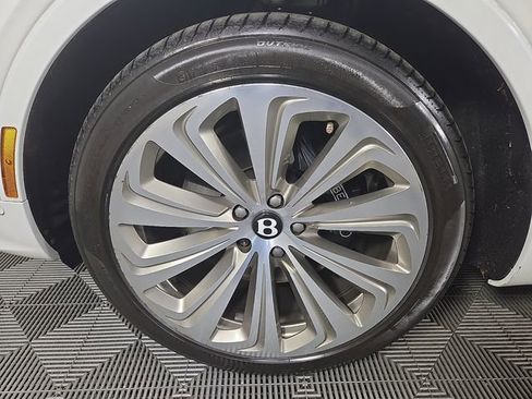 Used 2023 Bentley Bentayga Plug-In Hybrid AWD/4WD image 9