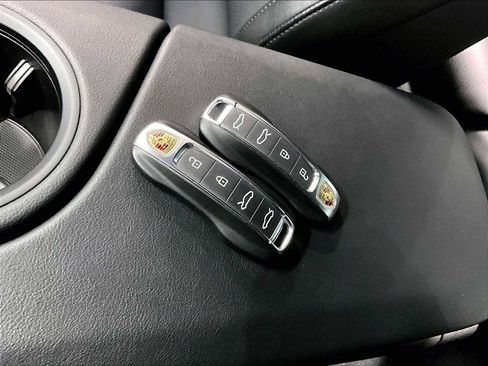 Used 2022 Porsche Taycan image 38