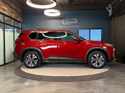 Used 2021 Nissan Rogue SV image 2