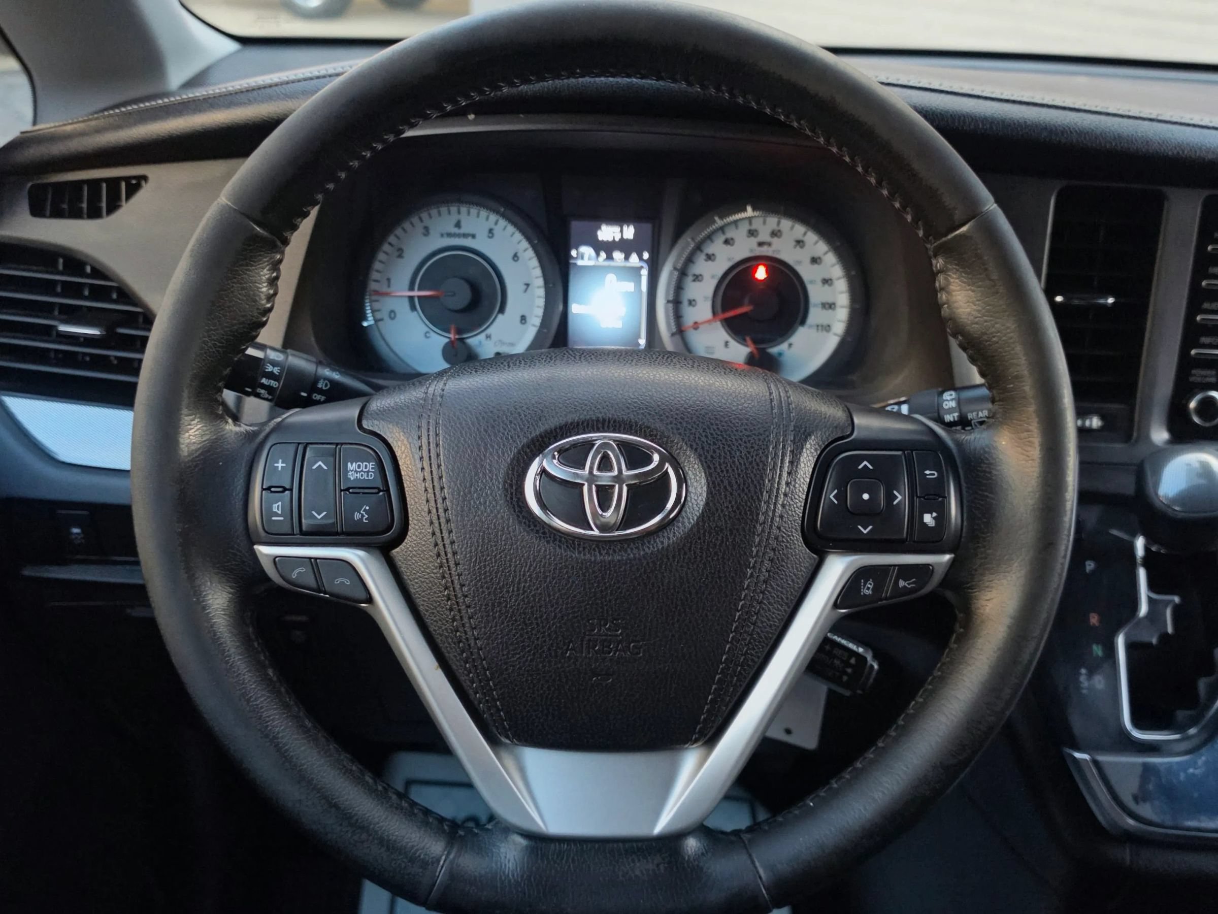 Used 2018 Toyota Sienna SE FWD image 10
