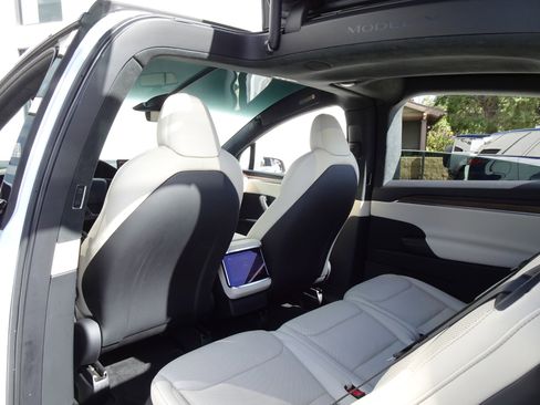 Used 2023 Tesla Model X image 16