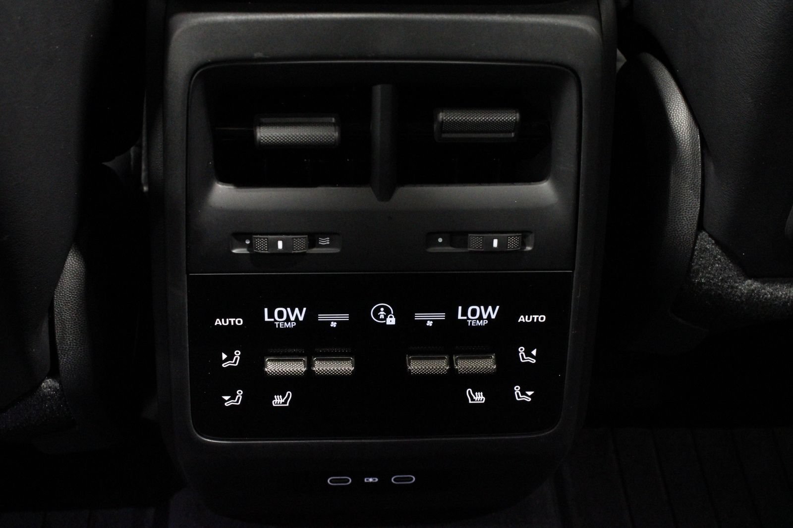 Certified 2025 Porsche Macan Turbo Electric AWD/4WD image 35