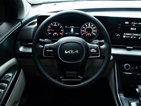 Used 2024 Kia Carnival LX FWD image 11