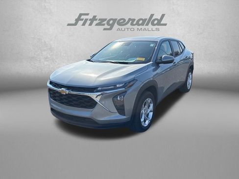 Used 2025 Chevrolet Trax LS w/ LS Convenience Package image 1