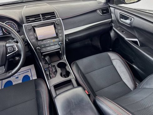 Used 2017 Toyota Camry SE w/ Moonroof Package FWD image 29