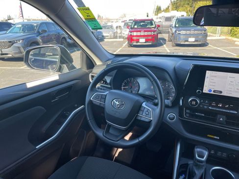 Used 2025 Toyota Highlander LE image 37