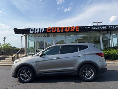 Used 2017 Hyundai Santa Fe Sport FWD image 2