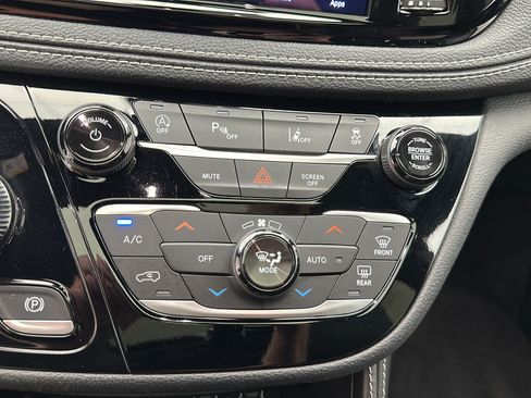 Used 2025 Chrysler Pacifica Limited FWD image 21