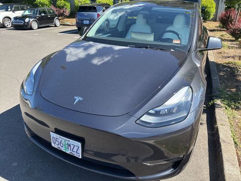 Used 2024 Tesla Model Y Long Range RWD image 1