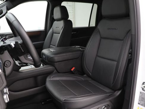 Used 2025 GMC Yukon XL Denali image 16
