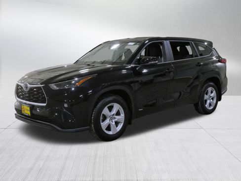 Used 2023 Toyota Highlander LE AWD/4WD image 3