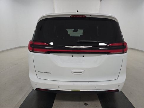 Used 2023 Chrysler Pacifica Touring-L FWD image 6