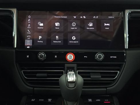 Certified 2025 Porsche Macan AWD/4WD image 17
