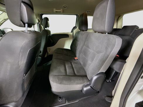 Used 2019 Dodge Grand Caravan SE w/ UConnect Hands-Free Group image 24