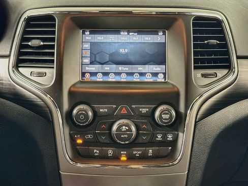 Used 2020 Jeep Grand Cherokee Laredo AWD/4WD image 14