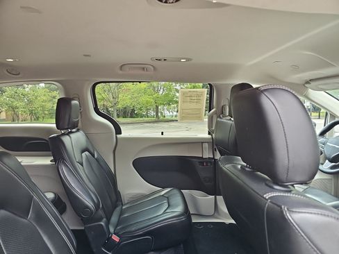 Used 2023 Chrysler Pacifica Touring-L FWD image 15