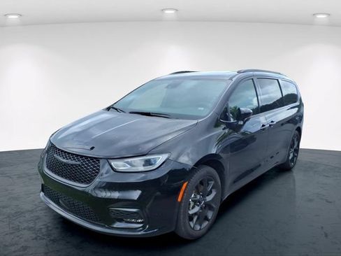 Used 2025 Chrysler Pacifica Limited FWD image 3