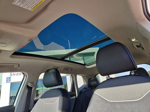 Certified 2023 Volkswagen Taos SE w/ Panoramic Sunroof Package image 11