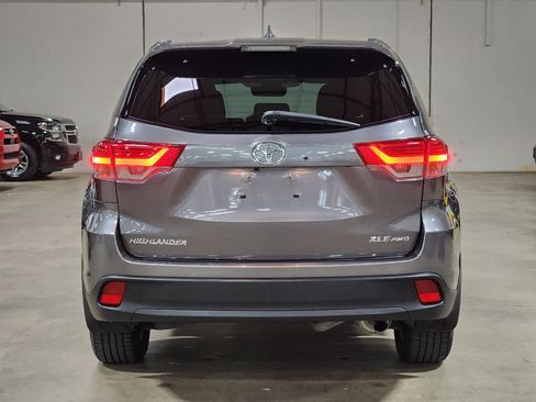 Used 2019 Toyota Highlander XLE image 11