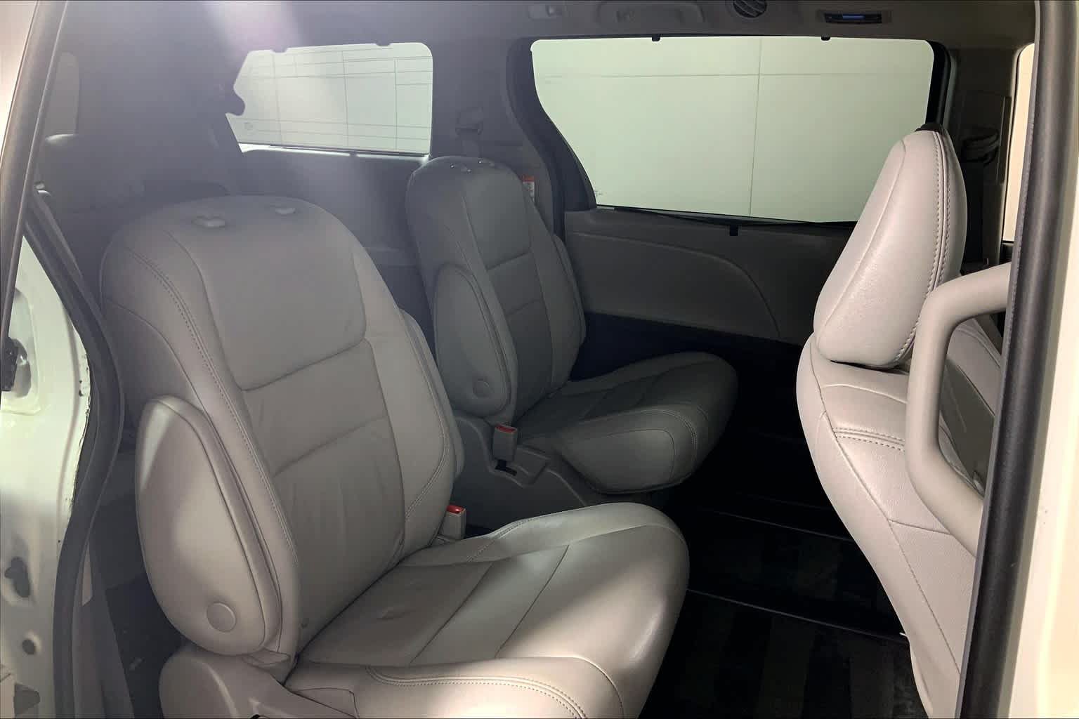 Used 2018 Toyota Sienna XLE Premium w/ Outdoor Package AWD/4WD image 20