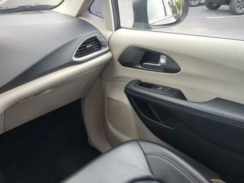 Certified 2023 Chrysler Pacifica Touring-L FWD image 21