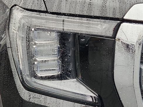 Used 2023 GMC Yukon XL SLT w/ SLT Premium Package image 9