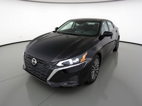 Used 2025 Nissan Altima 2.5 SV FWD image 3