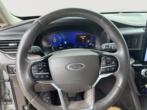 Used 2023 Ford Explorer Platinum w/ Technology Package AWD/4WD image 8