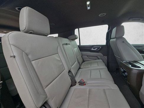 Used 2024 Chevrolet Suburban LT RWD image 18