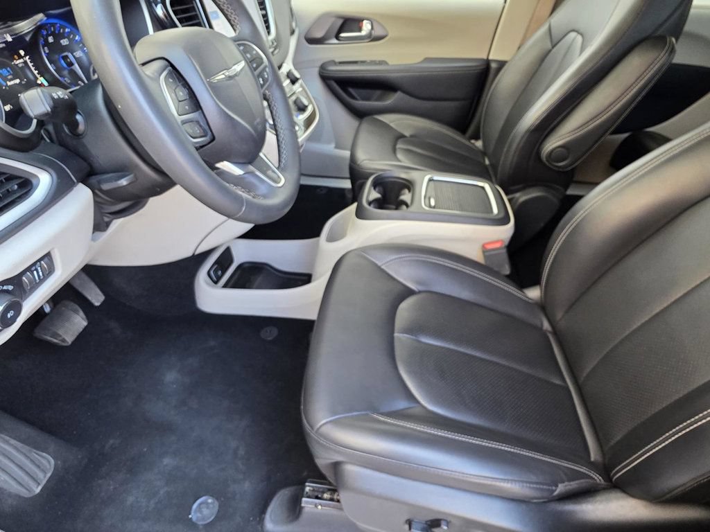 Used 2023 Chrysler Pacifica Touring-L FWD image 6