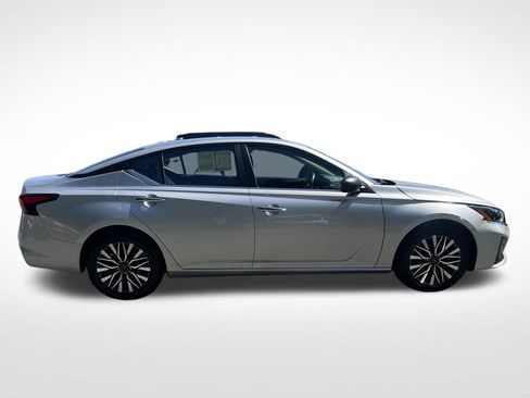 Used 2025 Nissan Altima 2.5 SV FWD image 6