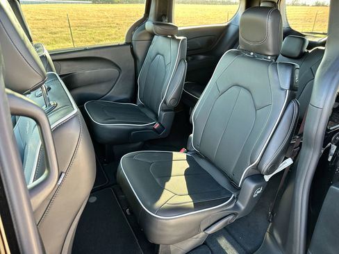 New 2026 Chrysler Pacifica Limited w/ S Appearance Package image 23