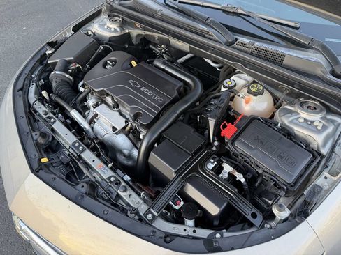 Used 2017 Chevrolet Malibu LT image 29