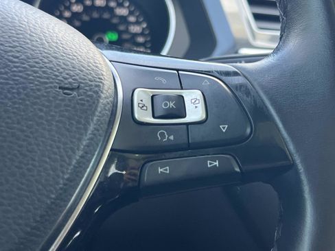 Used 2018 Volkswagen Tiguan SE w/ Panoramic Sunroof Package image 10
