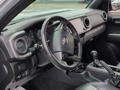 Used 2021 Toyota Tacoma TRD Off-Road w/ TRD Premium Off Road Package AWD/4WD image 10
