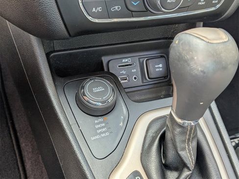 Used 2018 Jeep Cherokee Limited w/ Technology Group image 26