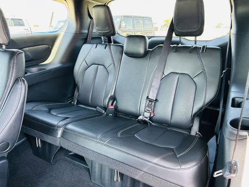 Used 2023 Chrysler Pacifica Touring-L w/ S Appearance Package image 27